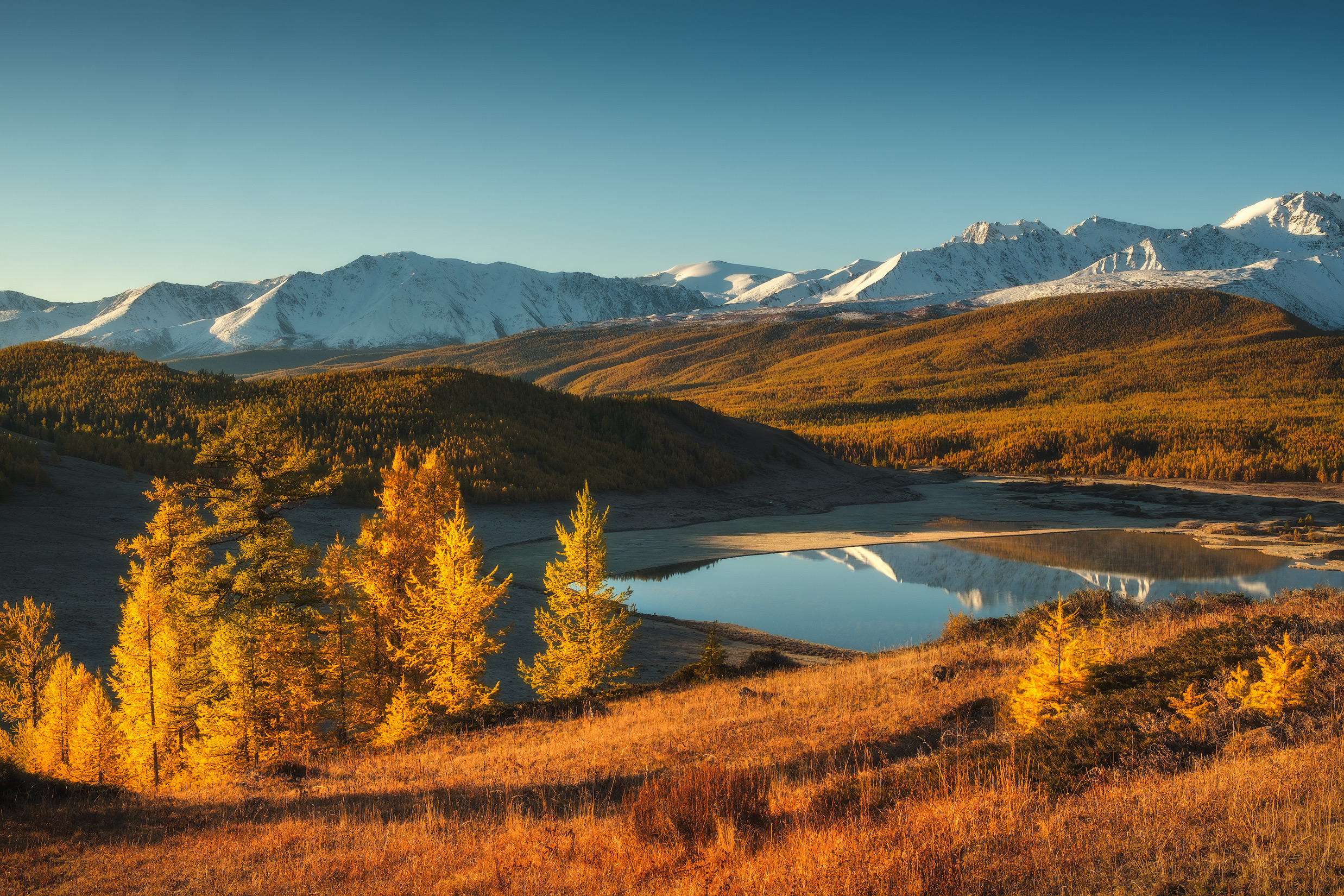 Осенний берег горного озера · бесплатное фото