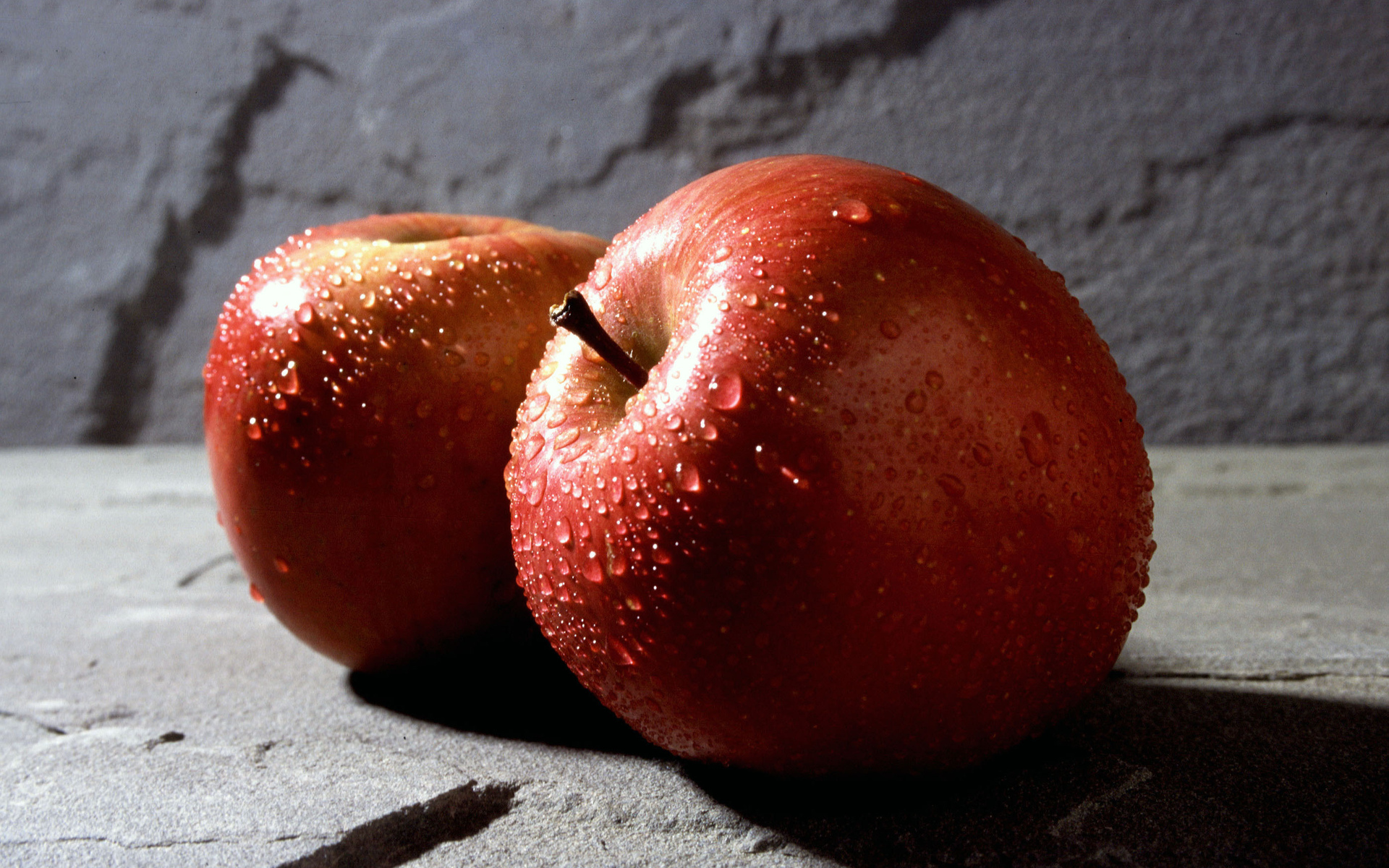 Обои яблоки капли еда на рабочий стол