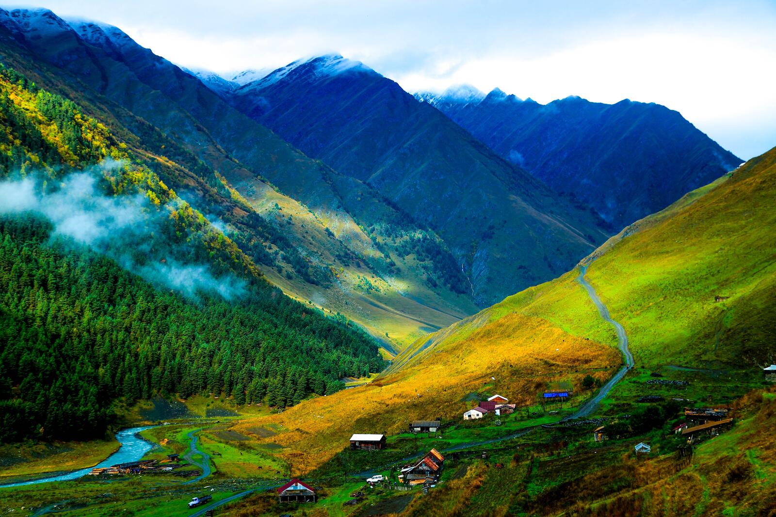 Бесплатное фото Поселок у подножья горы