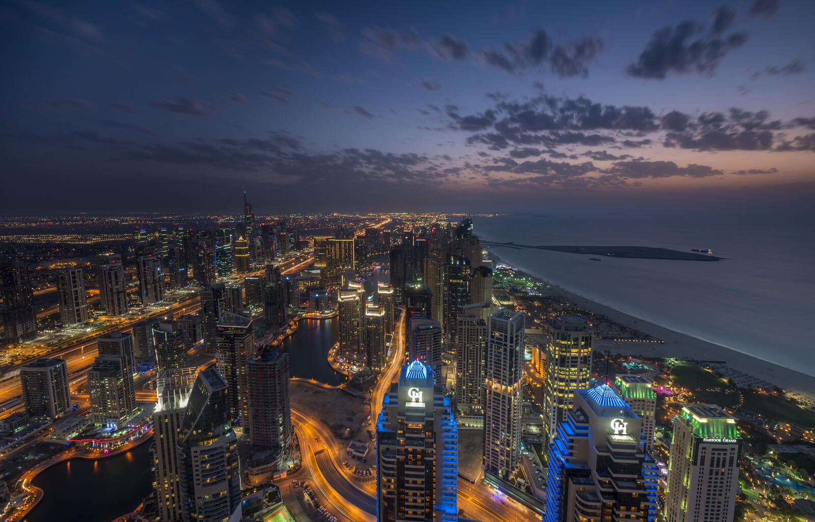 Бесплатное фото Ночной Дубай на берегу моря