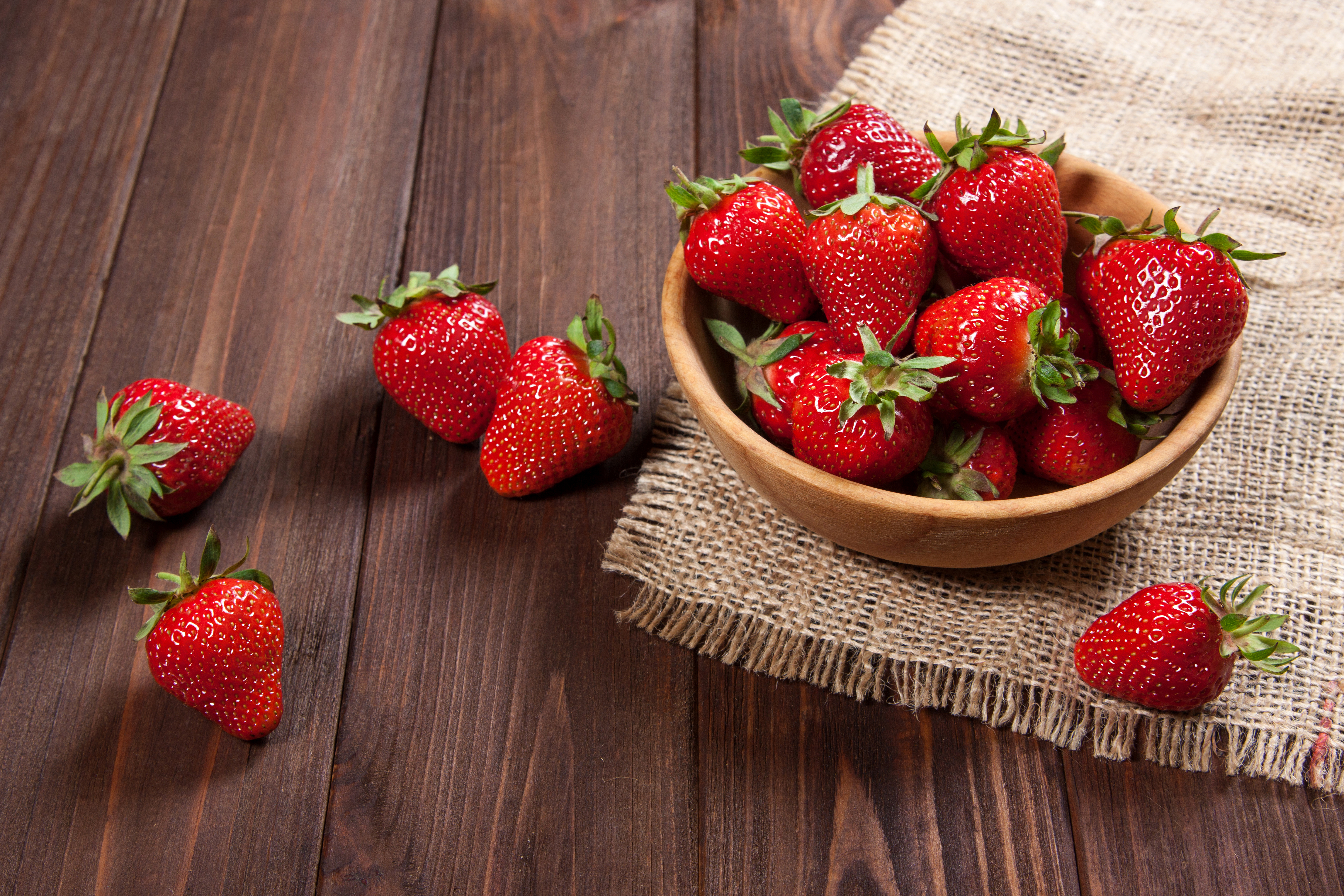 免费照片木桌上的草莓