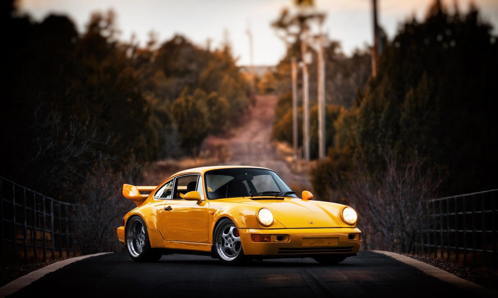 Обои Porsche 911 желтая машина суперкары на рабочий стол