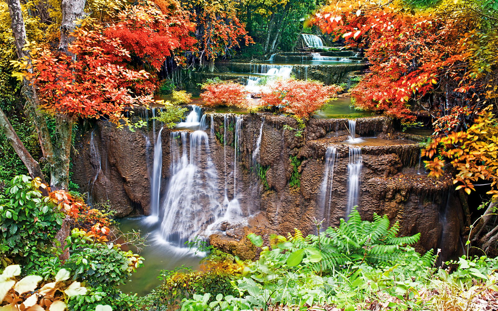 Бесплатное фото Водопад и краски осени