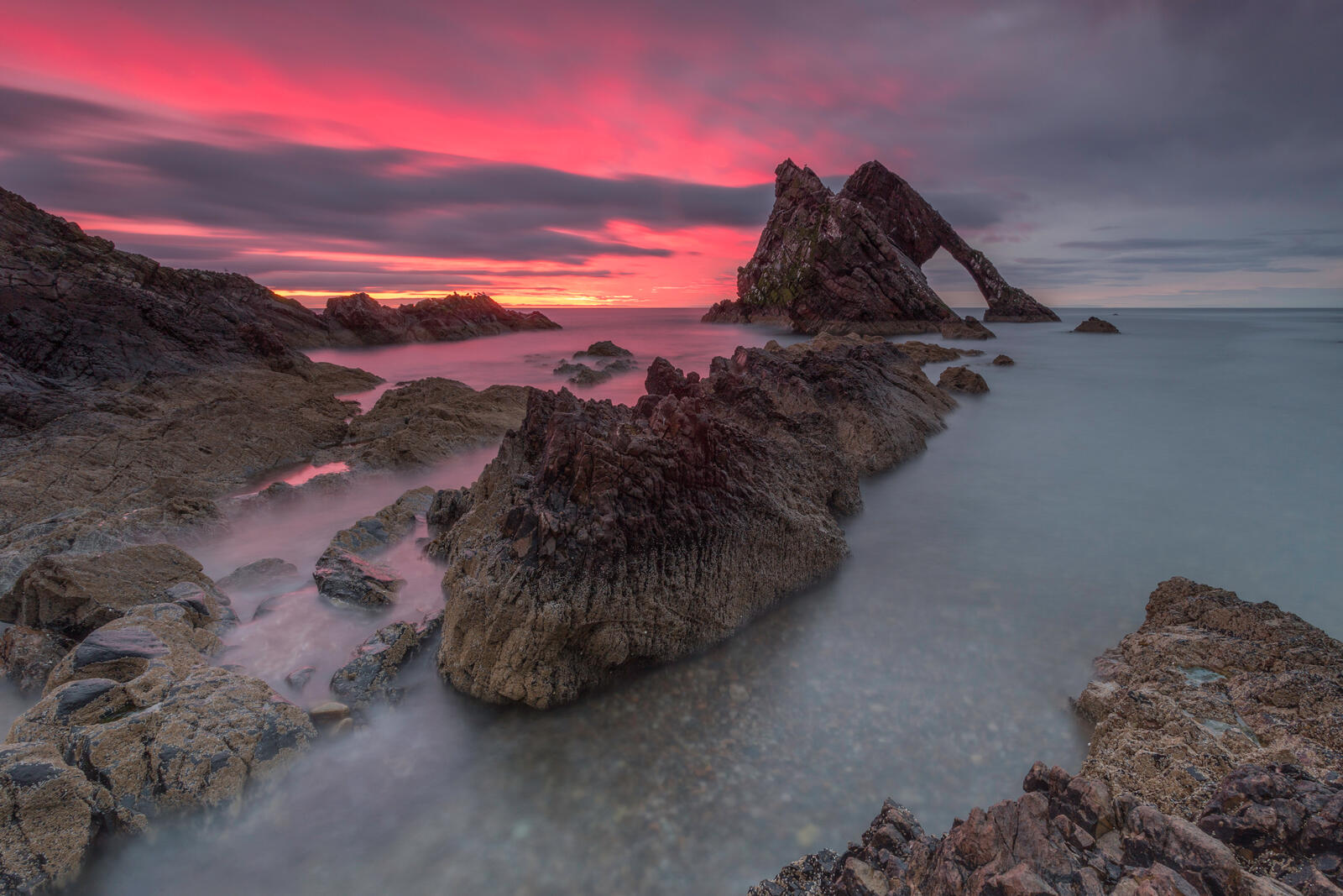 Бесплатное фото Скалы на фоне закатного неба