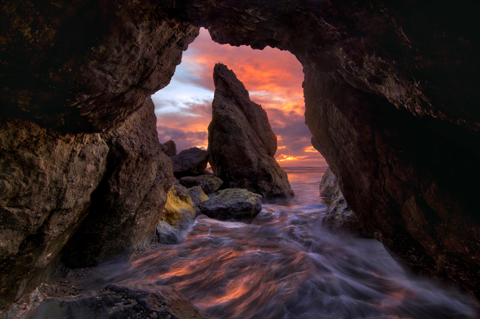 Бесплатное фото Вид из пещеры на морские скалы
