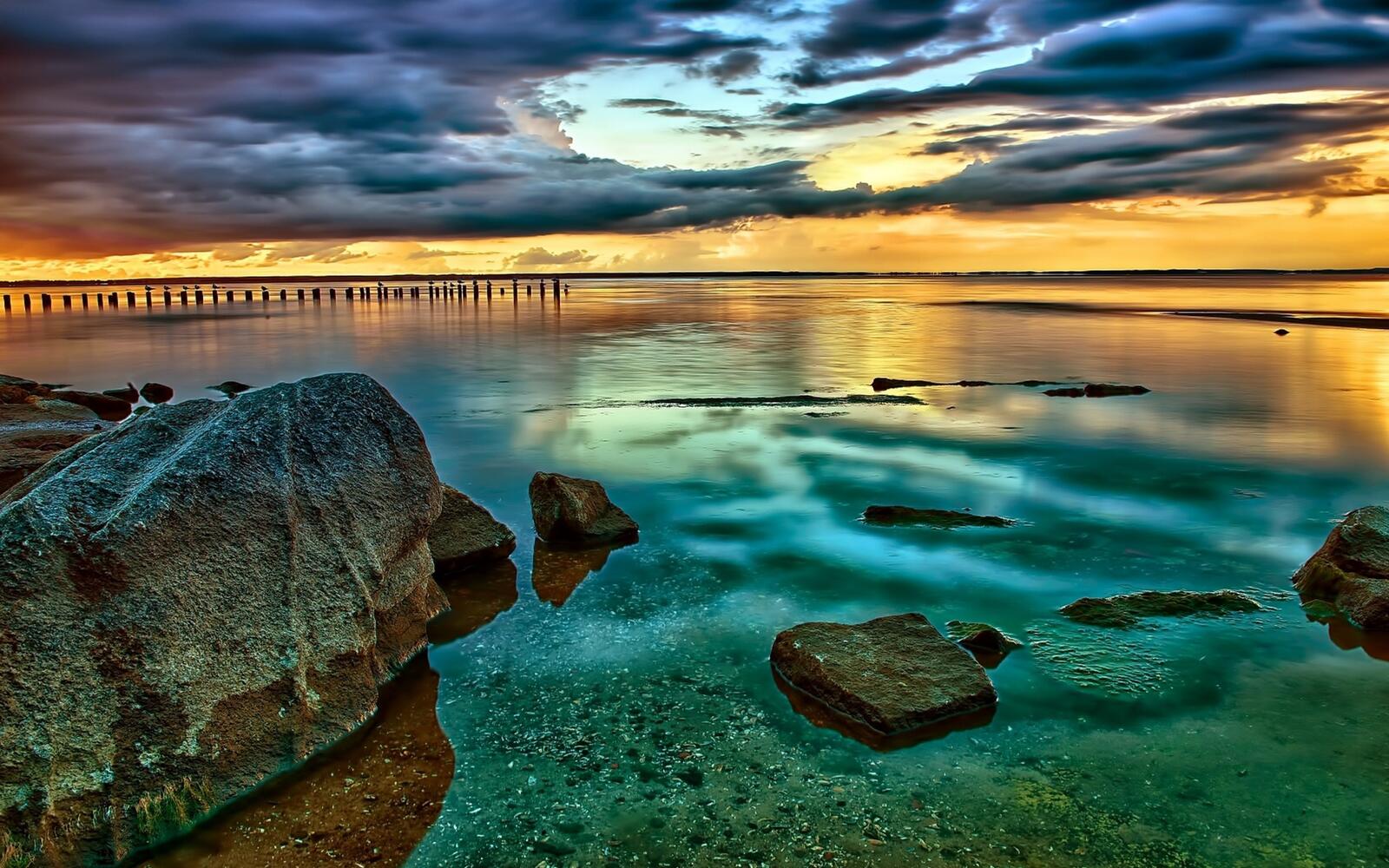 Бесплатное фото Прозрачное море у берега на закате