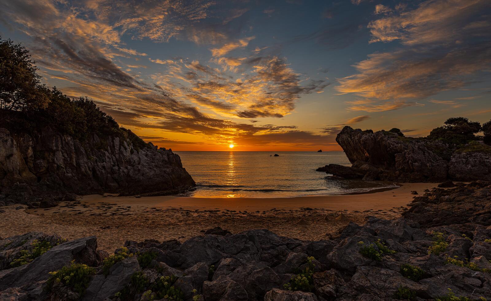 Free photo Sunset on the rocky coast