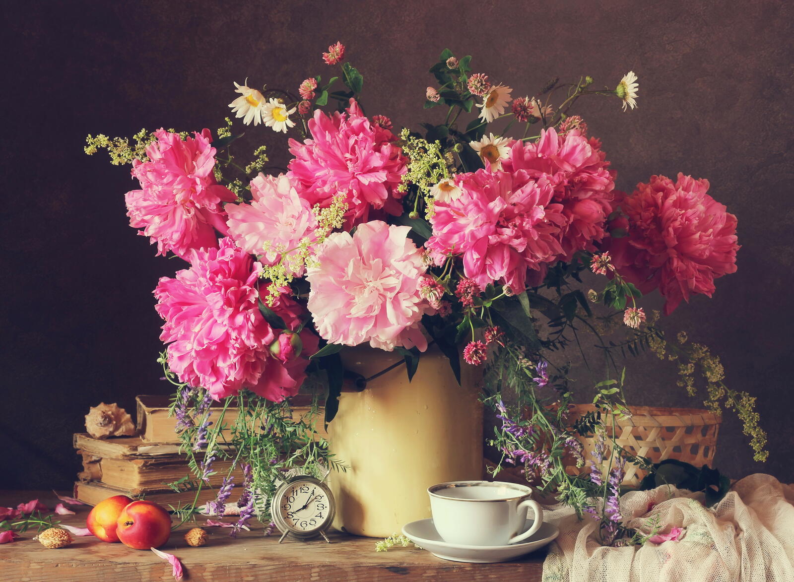 Обои стол розовые цветы ваза на рабочий стол