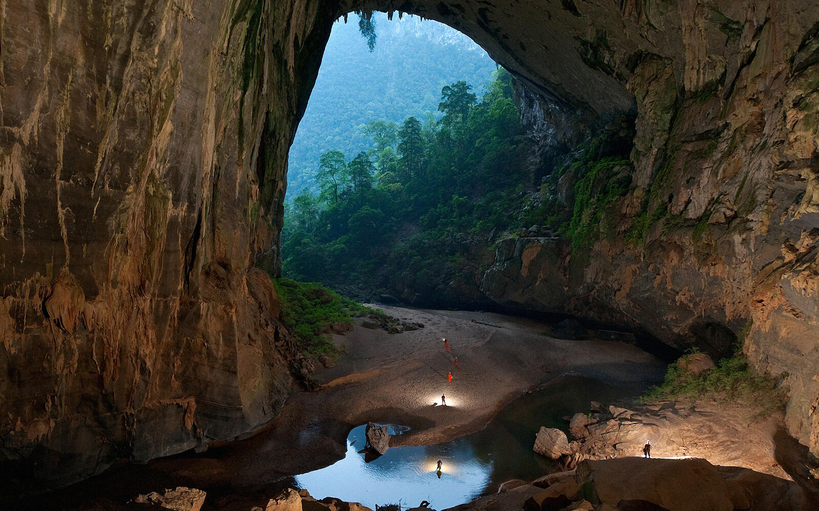 Обои Пещера вода горы на рабочий стол