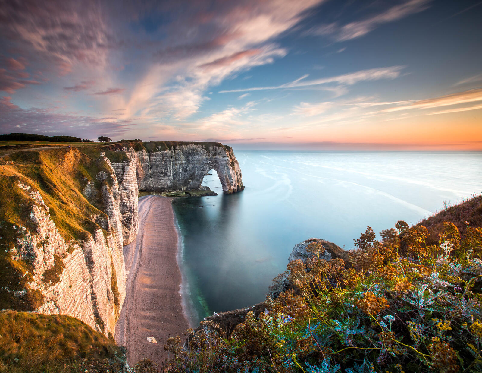 Free photo The beach and sea cliffs of Normandy