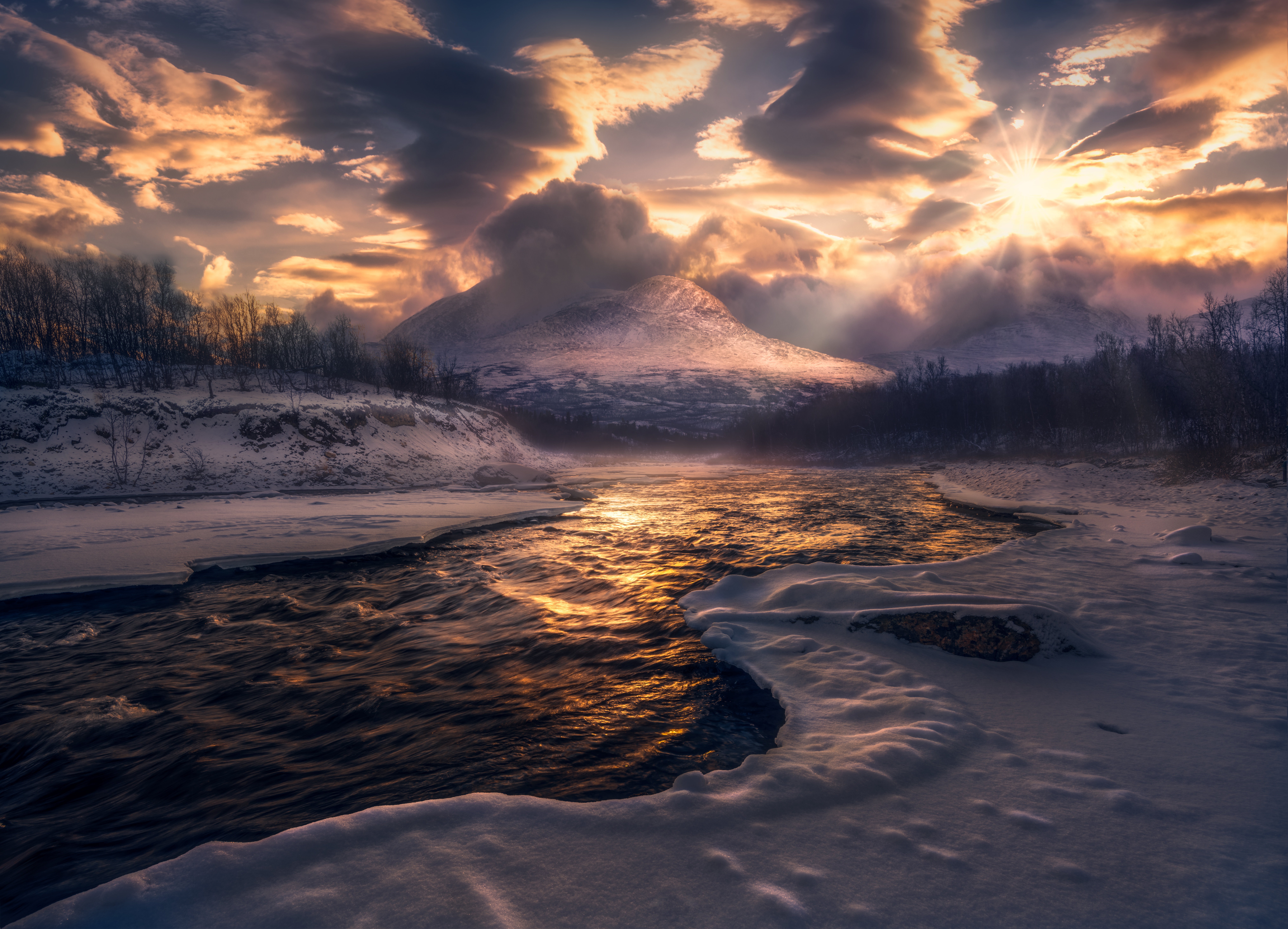 Зимняя речка и горы на закате · бесплатное фото