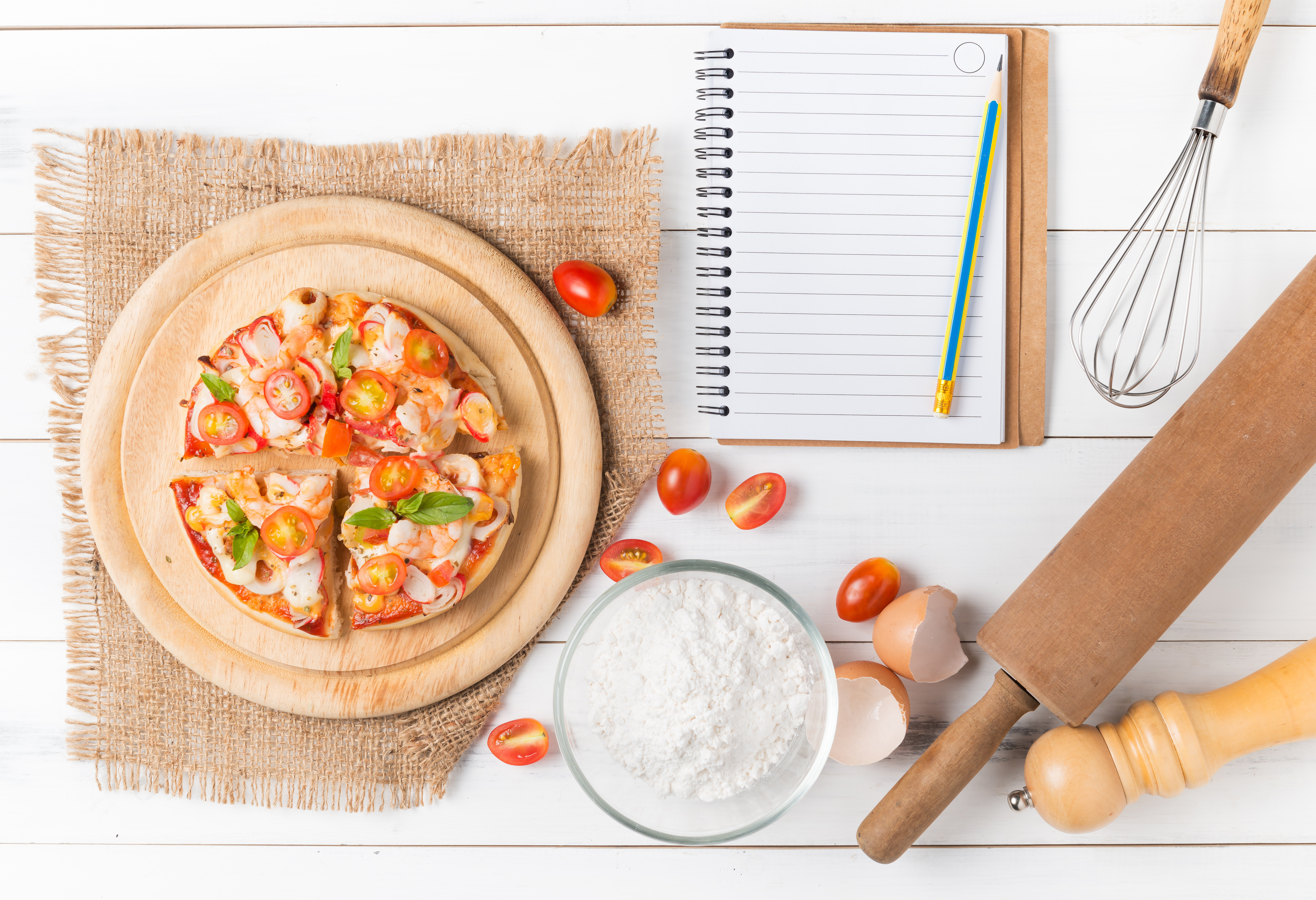 Бесплатное фото Пицца и блокнот для рецептов