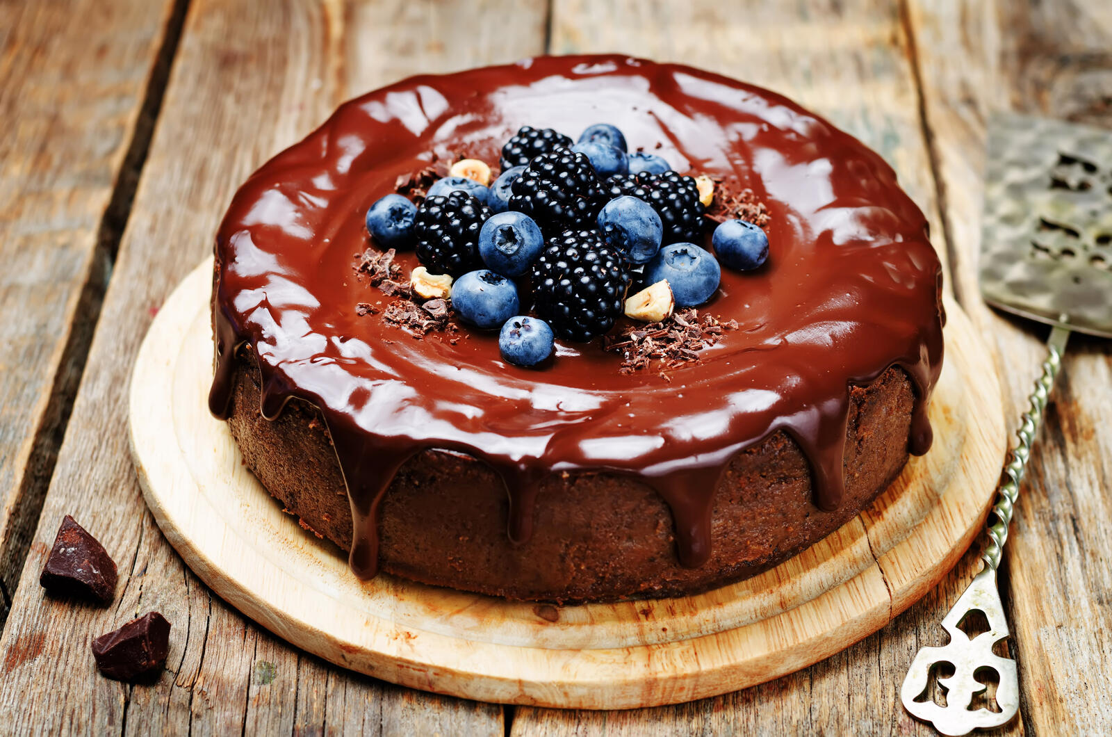 Free photo Cake with chocolate cream and berries