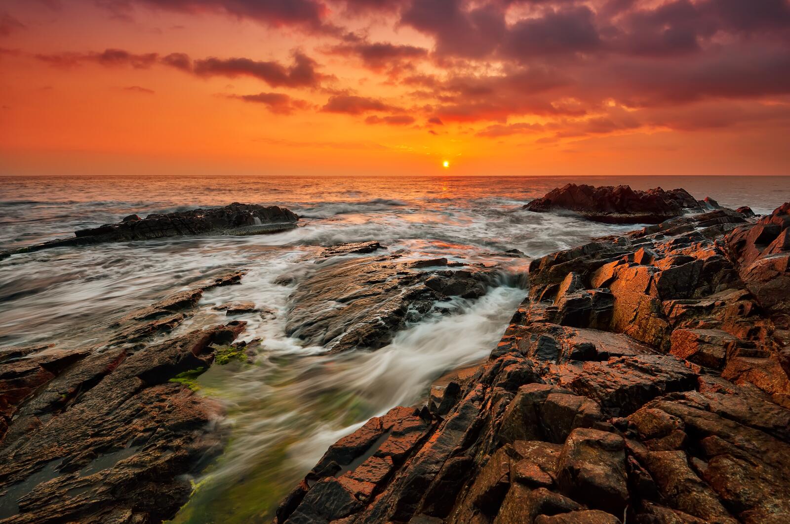 免费照片夕阳下的岩石海岸