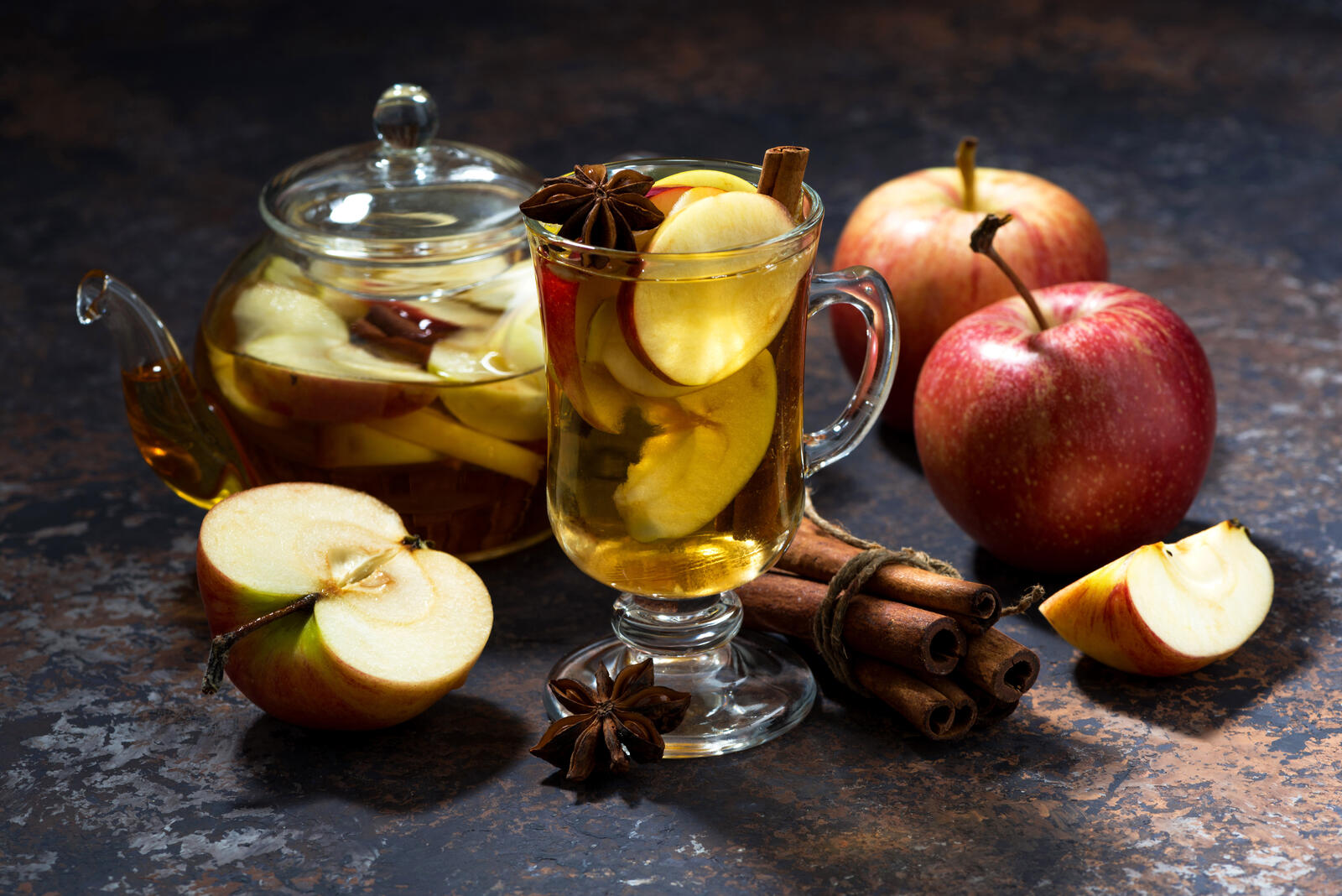 Free photo Tea with apples and cinnamon