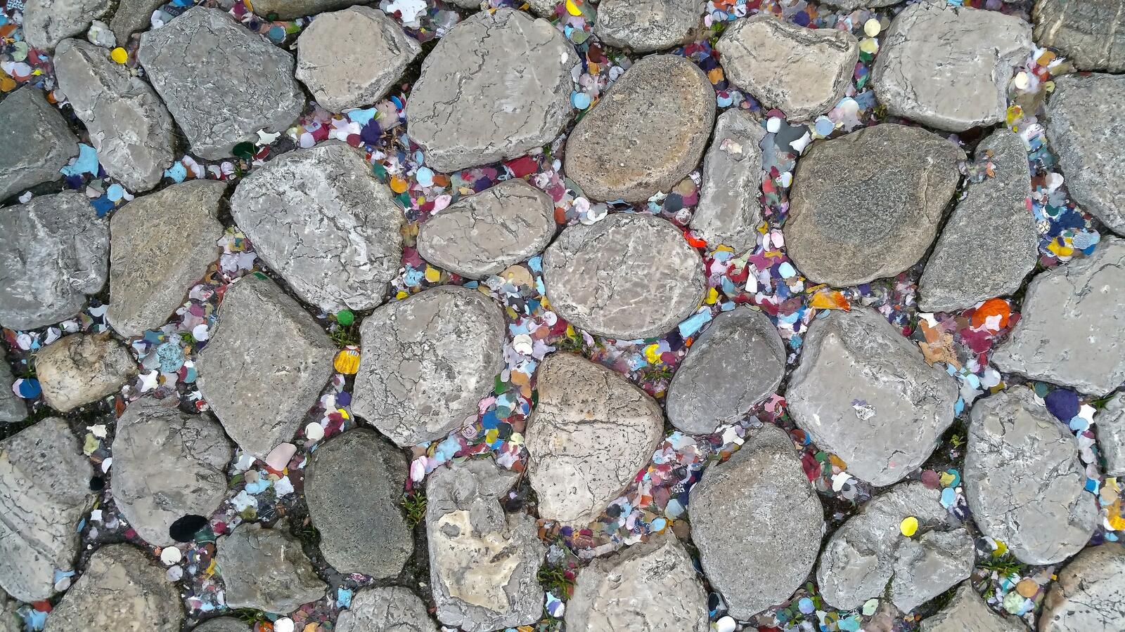 Обои камни разноцветные берег на рабочий стол