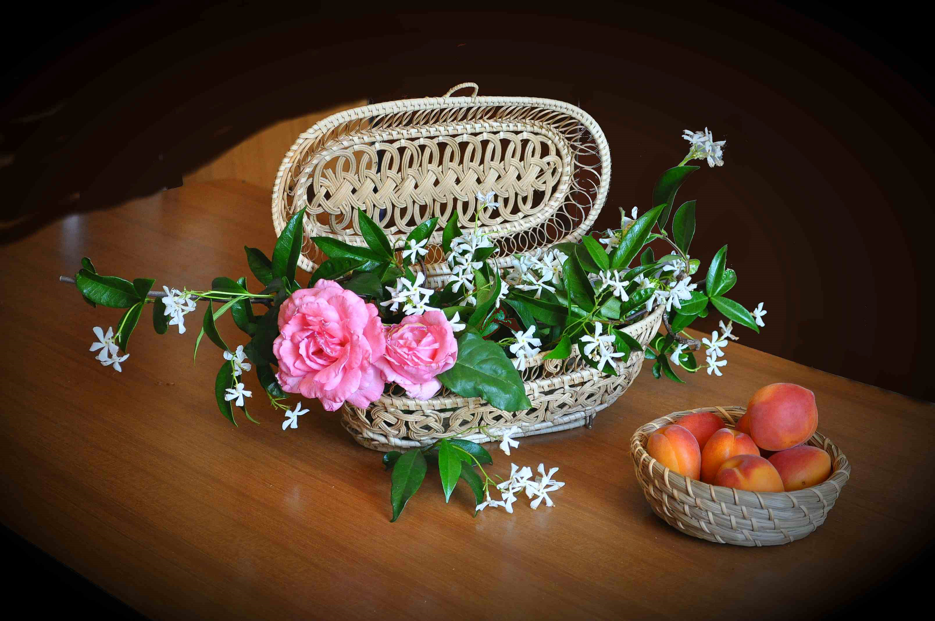 Фото бесплатно стол, персики, цветы