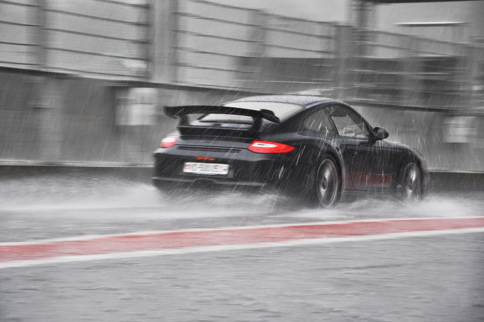 Обои дождь брызги Porsche на рабочий стол