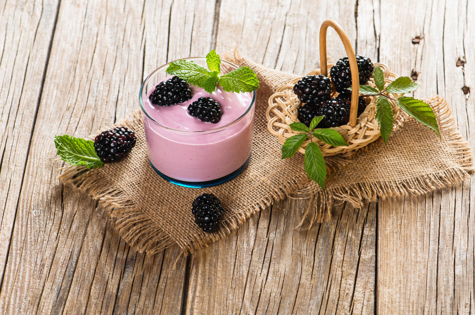 Free photo Yogurt with blueberries
