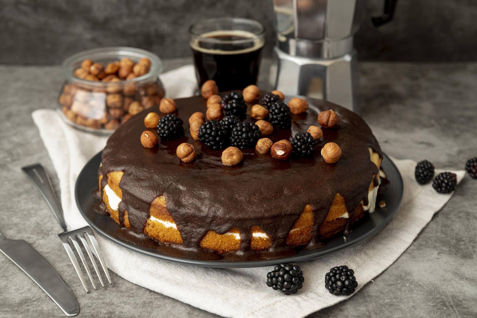 Free photo Cake with nuts and blackberries