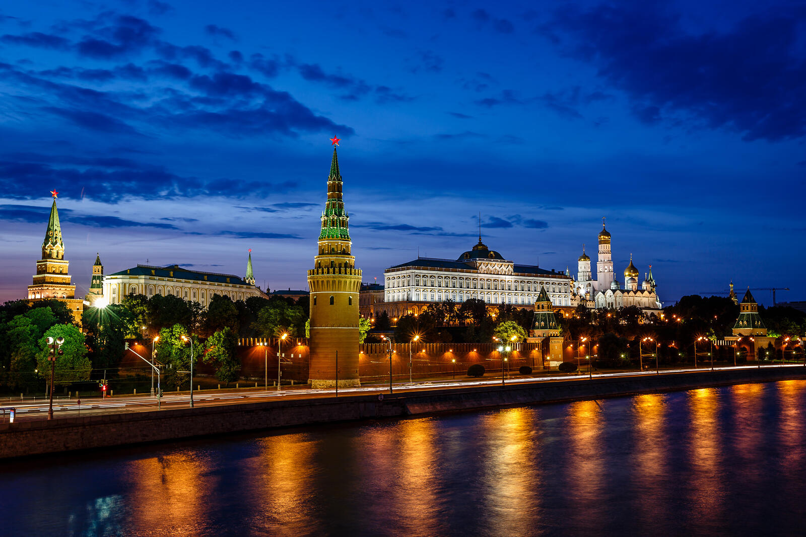 Wallpapers Moscow Kremlin and Moscow River Illuminated in the Evening Russia Moscow on the desktop