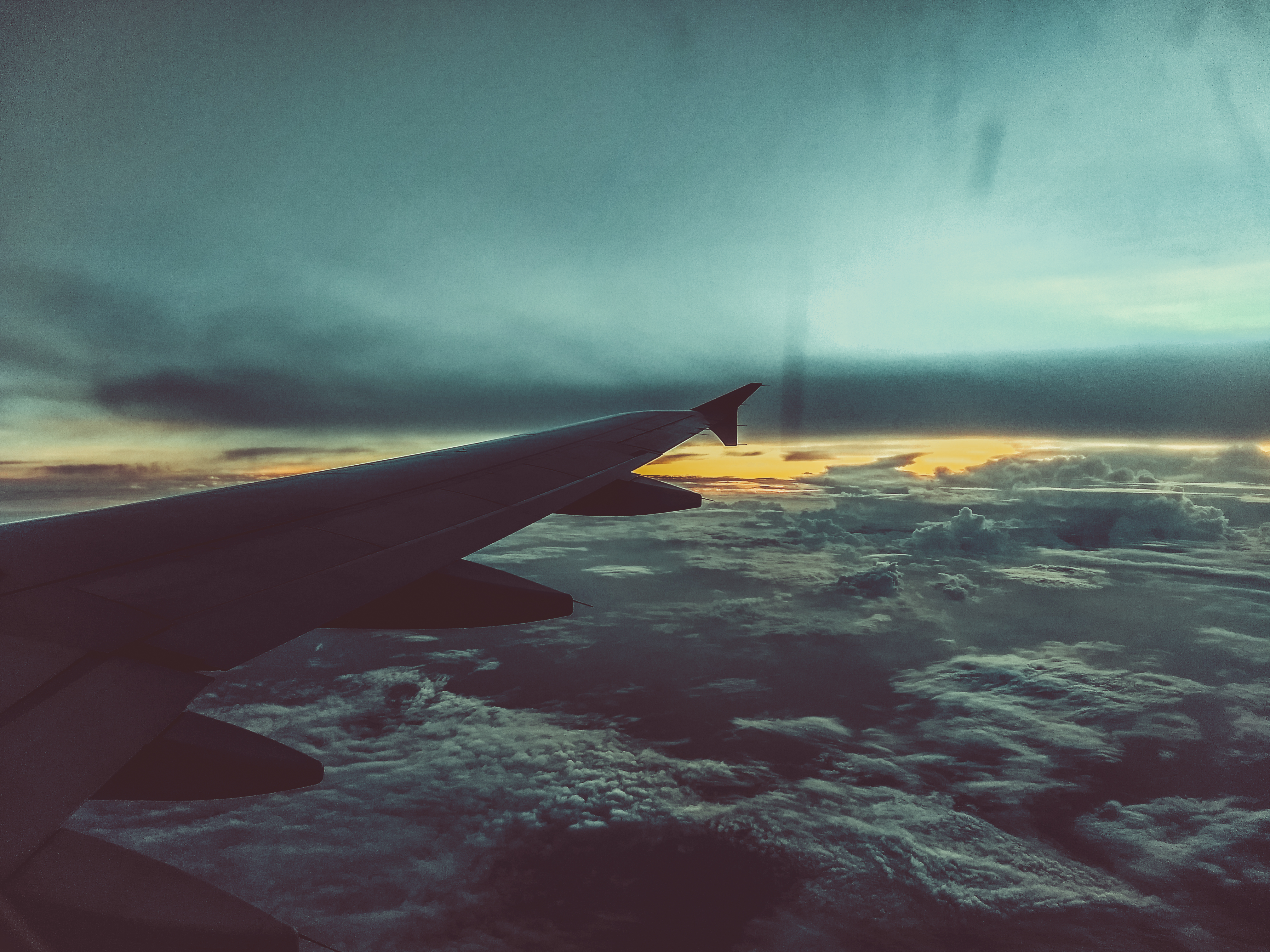 Обои над облаками крыло самолета рейс на рабочий стол
