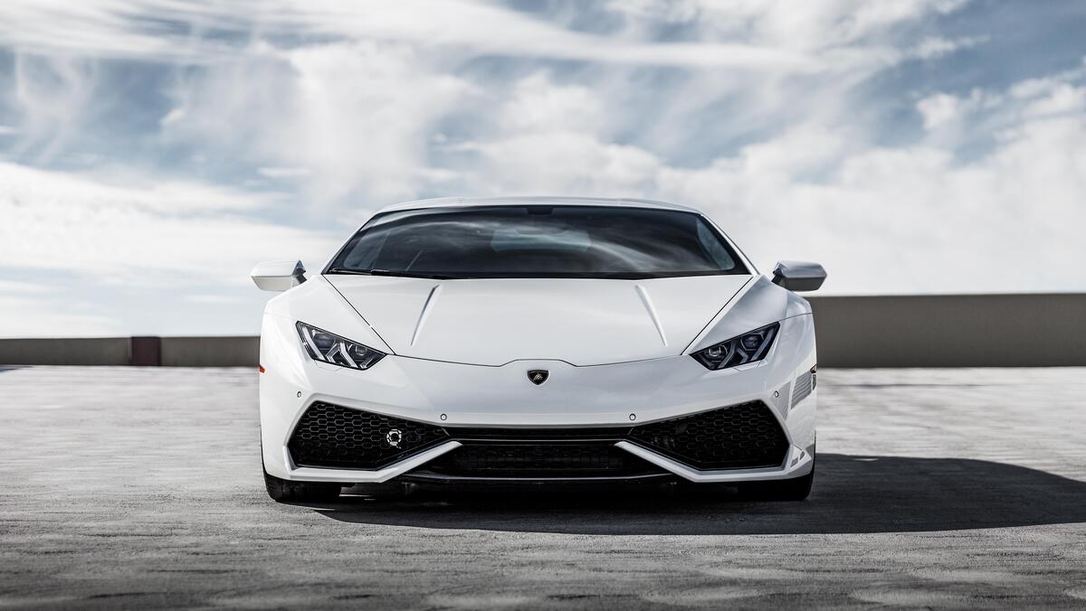 Белый Lamborghini Huracan новый суперкар