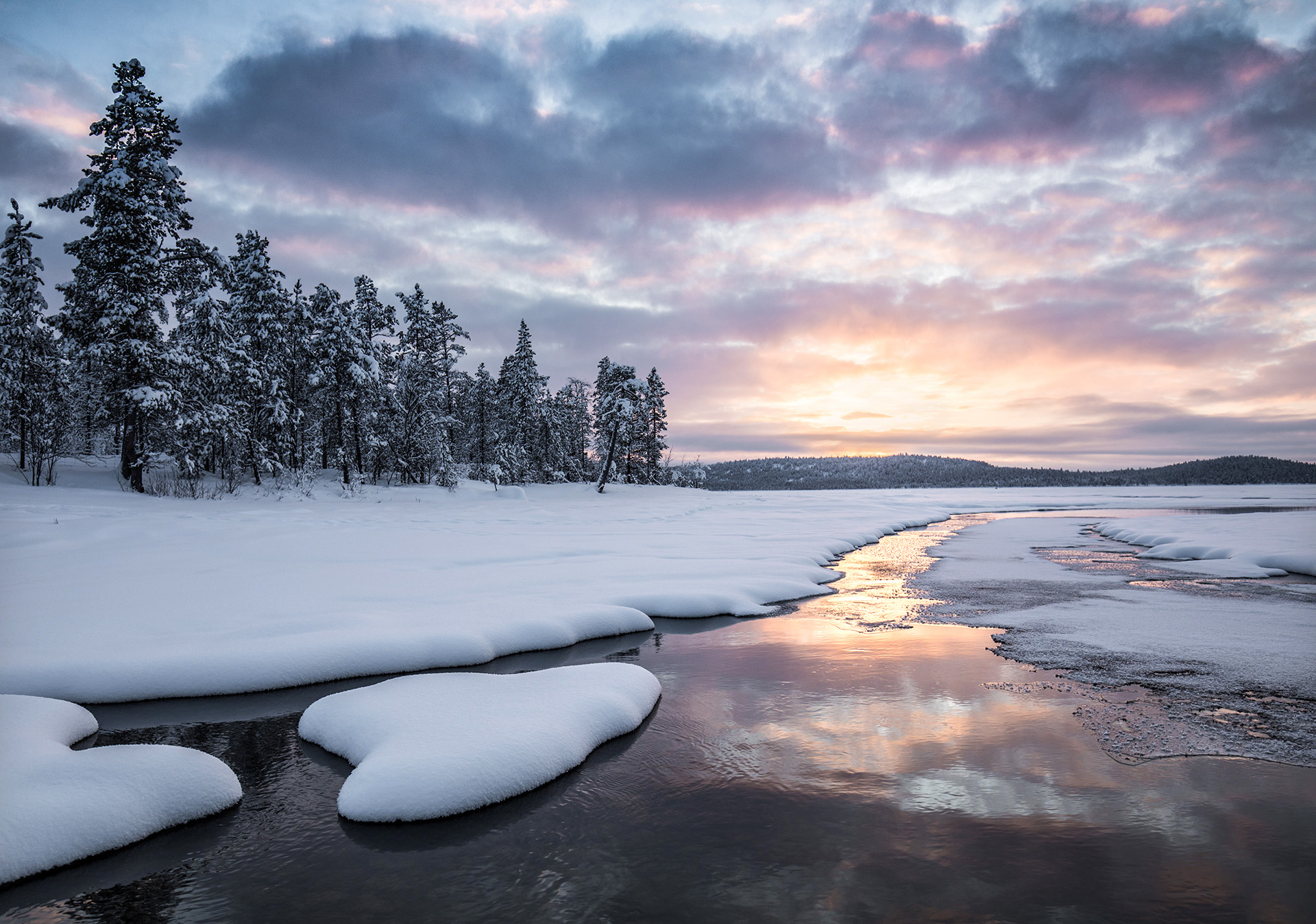 Берег озера зимой. Зимняя река. Река зимой. Финляндия зимой. Берег реки зимой.