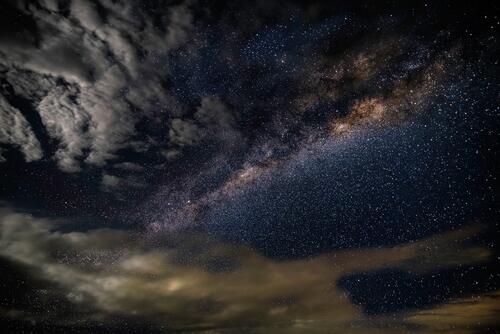 Черный облака и млечный путь со звездами