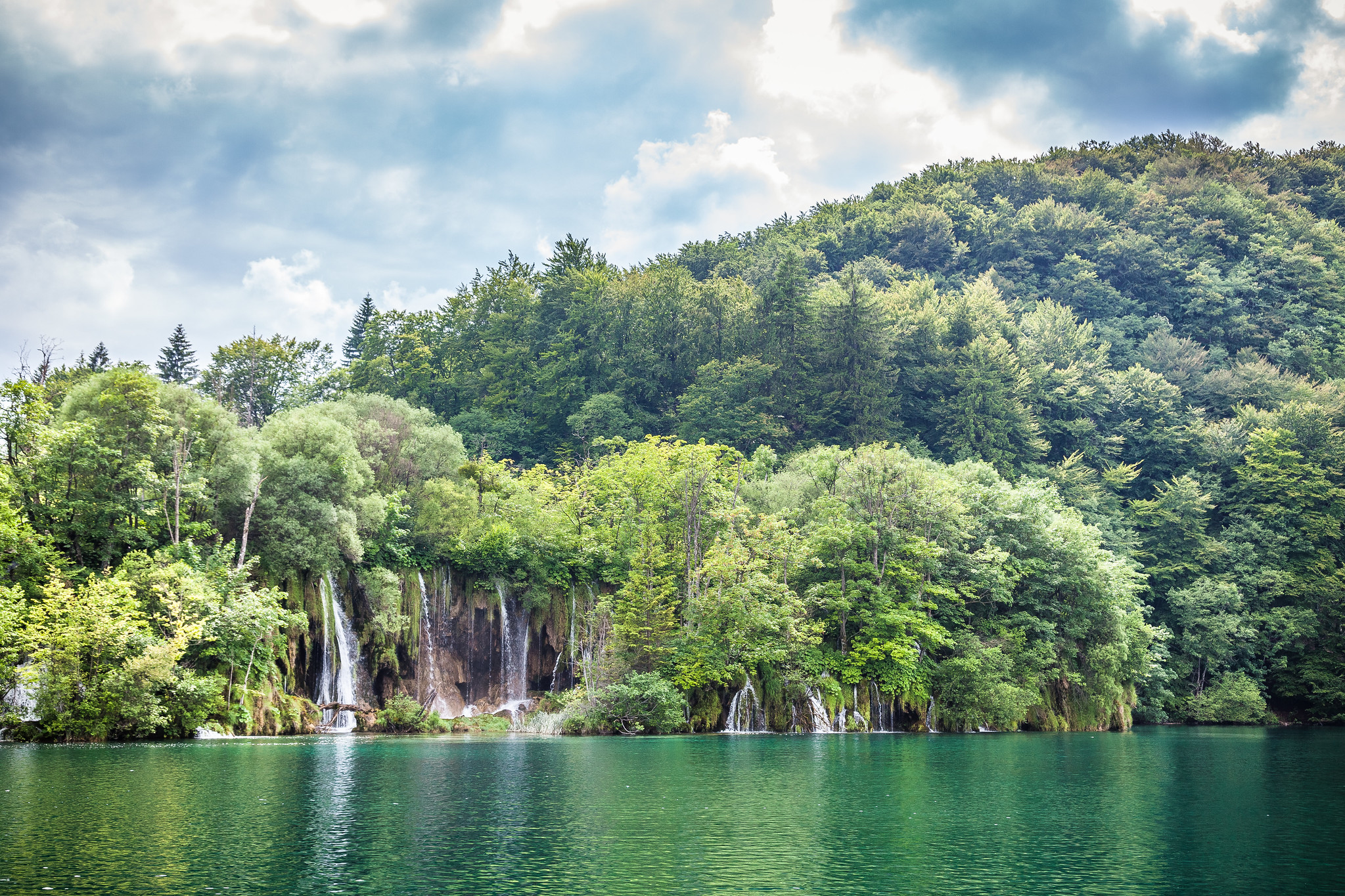 Обои Хорватия холмы национальный парк Плитвицкие озера на рабочий стол
