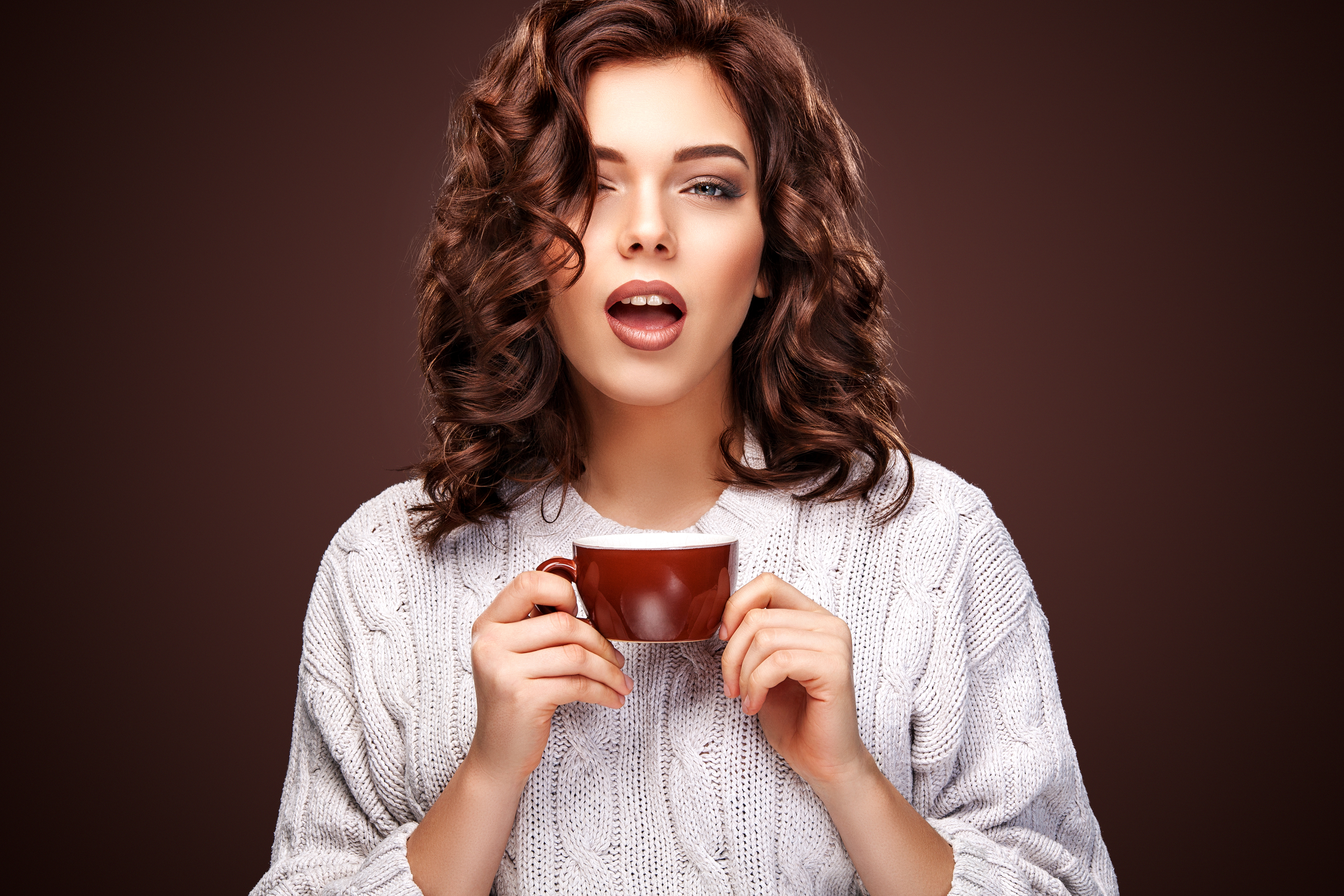 Девушка с чашкой кофе в руках фото