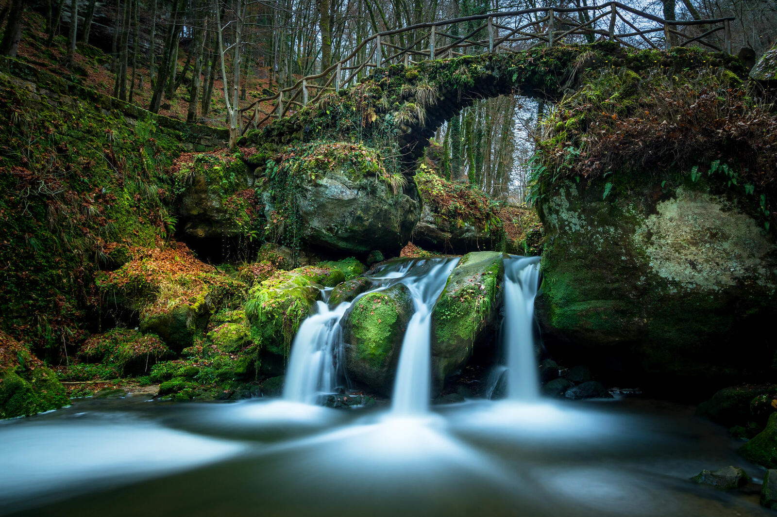 Обои Водопад Schiessentumpel Люксембург осень на рабочий стол