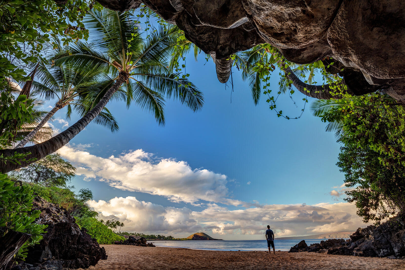 Обои Tropical Cave on the beach Maui Hawaii на рабочий стол