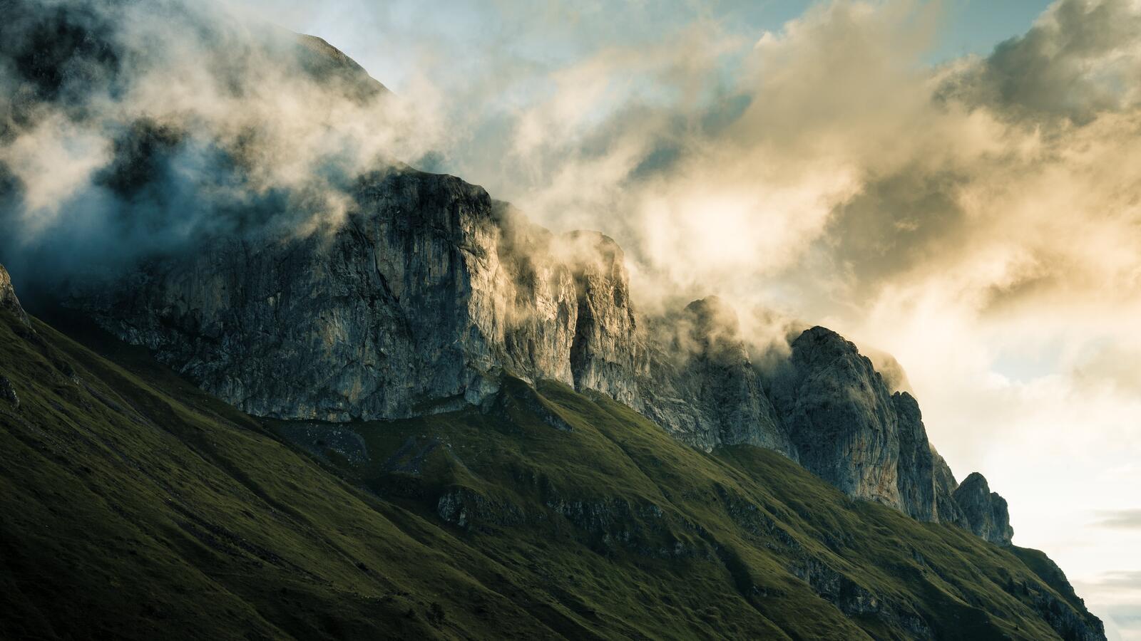 Бесплатное фото Гора в тумане