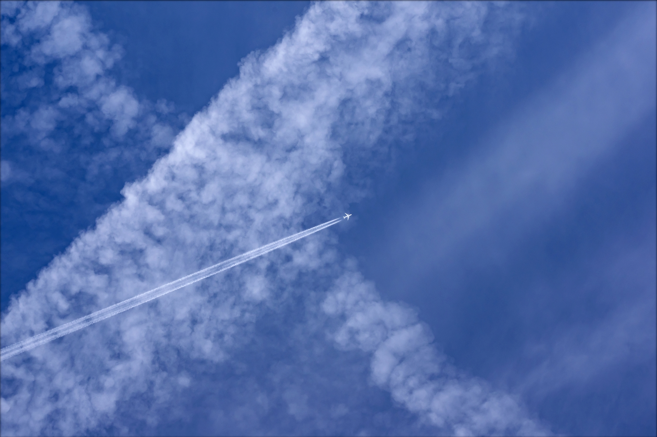 Самолет с полосой в небе