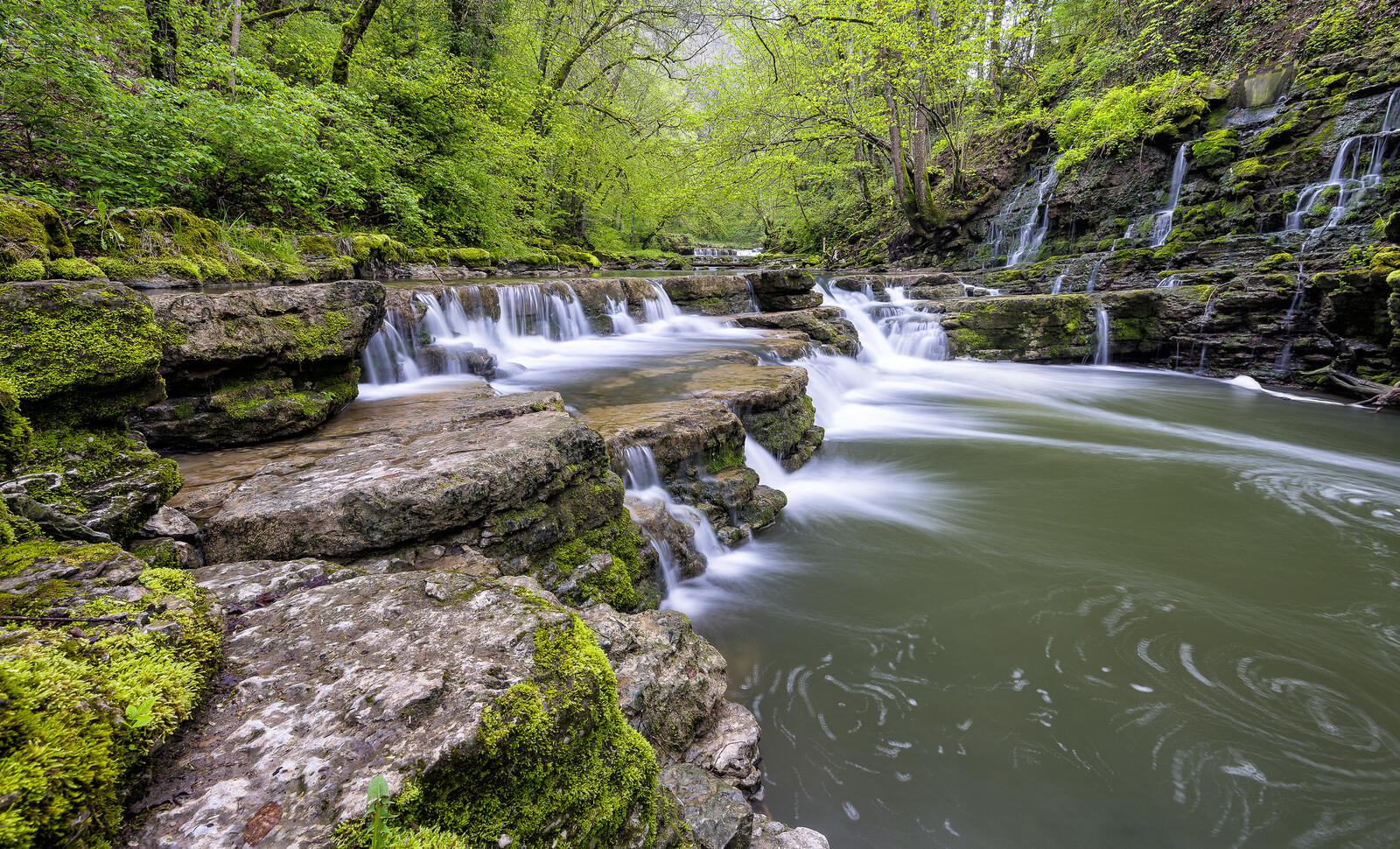 Бесплатное фото Река с водопадами и парогами