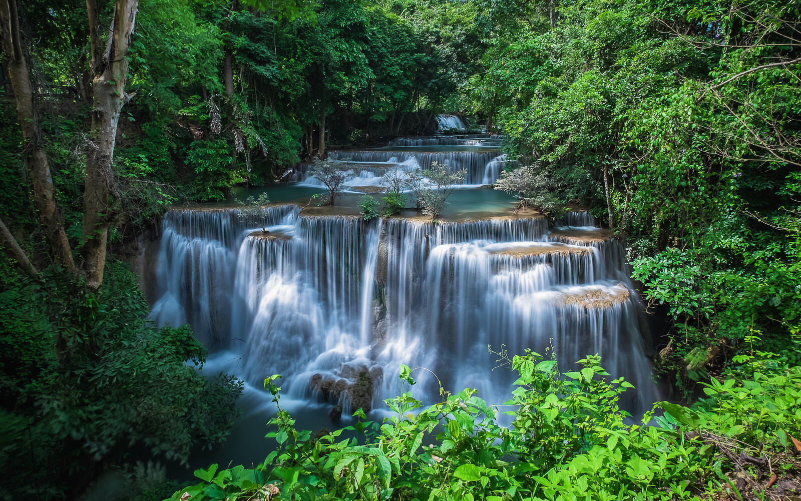 免费照片在泰国度假，看到瀑布