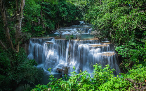 在泰国度假，看到瀑布