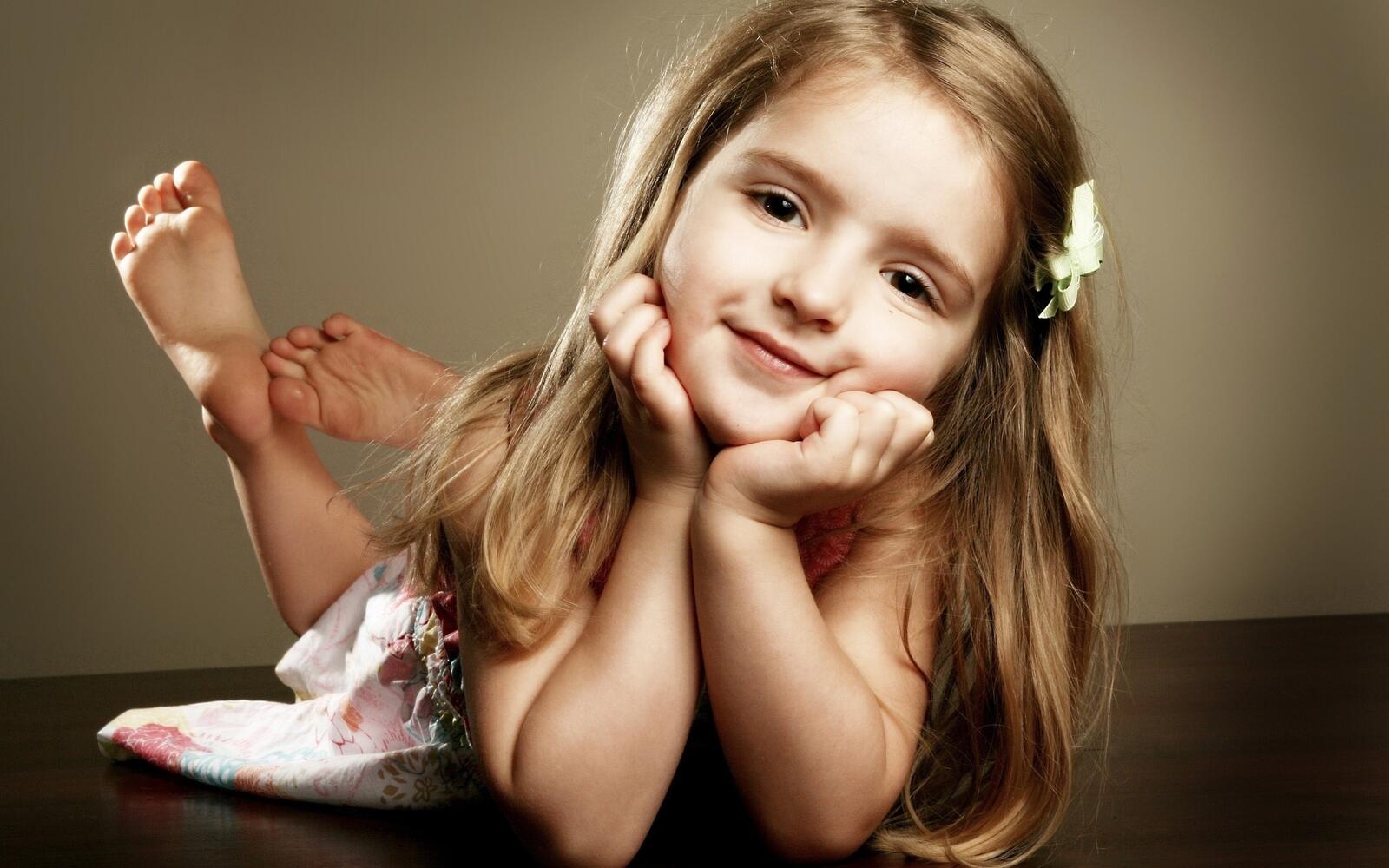 Бесплатное фото Маленькая девочка улыбается