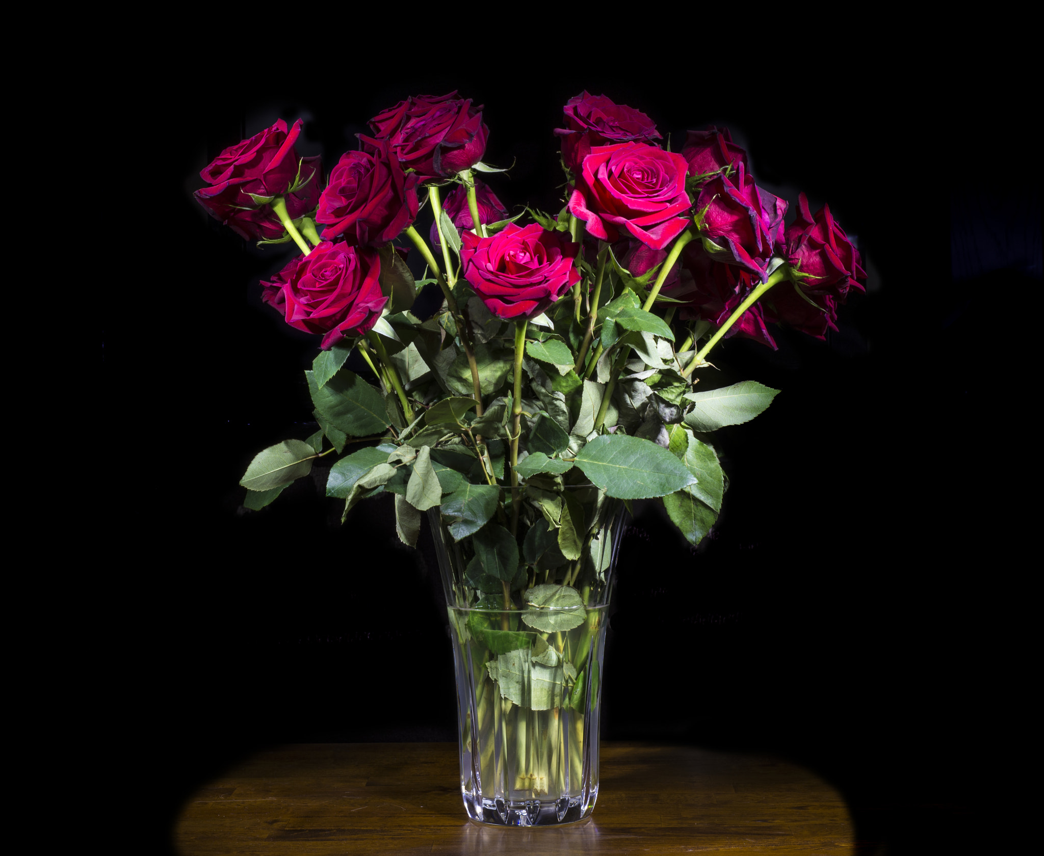 Как спасти розы в вазе. Букет в вазе. Ваза с цветами. Розы в вазе. Красивые розы в вазе.