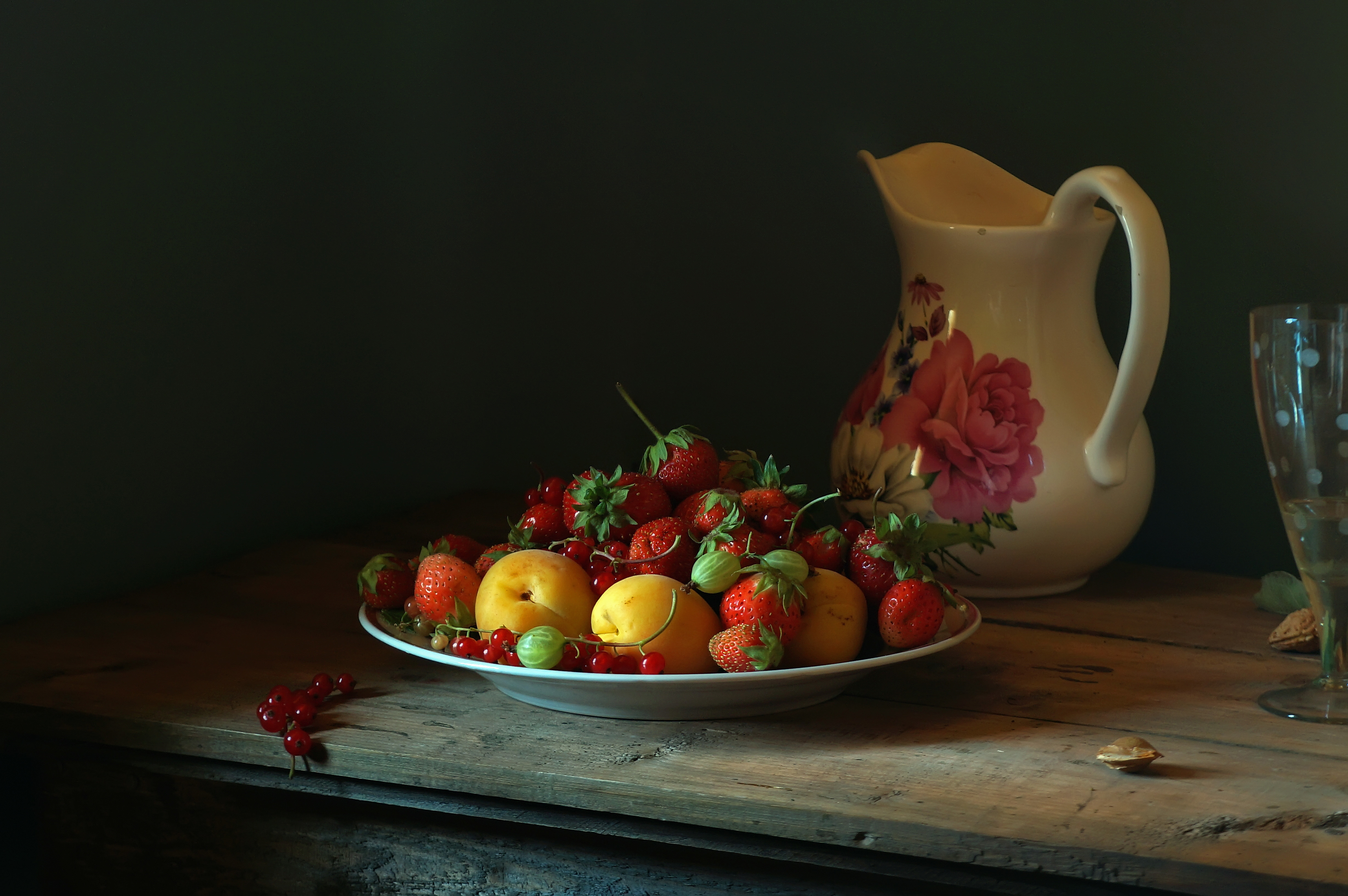 Бесплатное фото Натюрморт с кувшином и фруктами