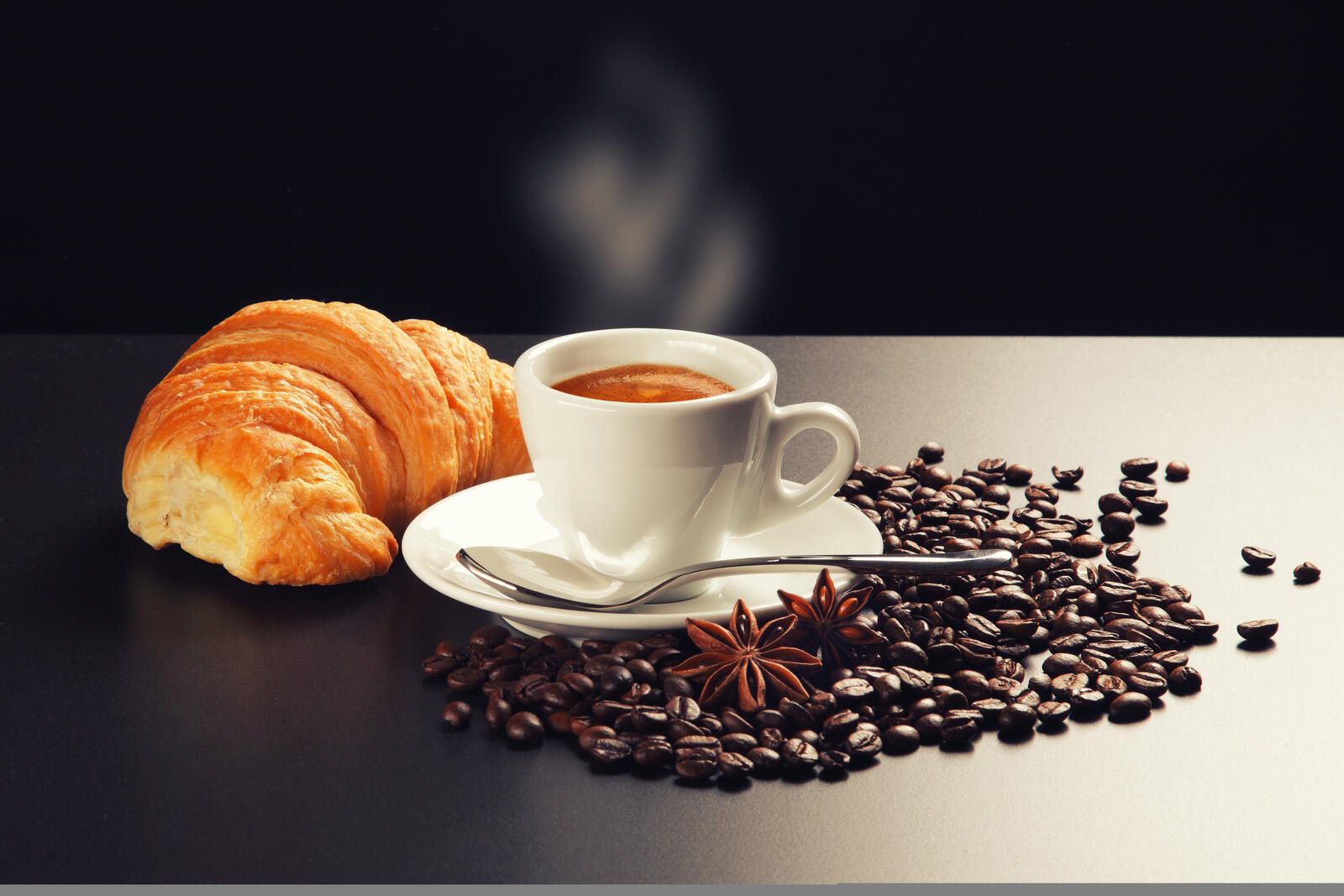 Бесплатное фото Горячий кофе с круассаном