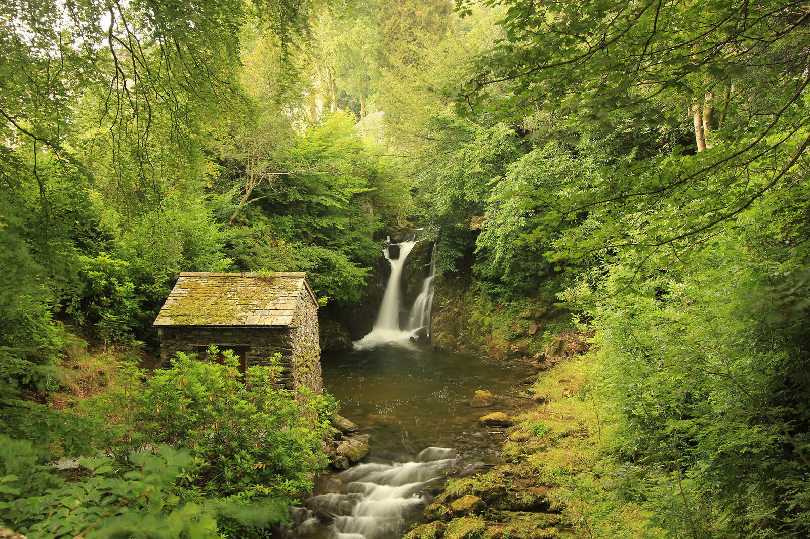 Free photo Waterfall and old hut