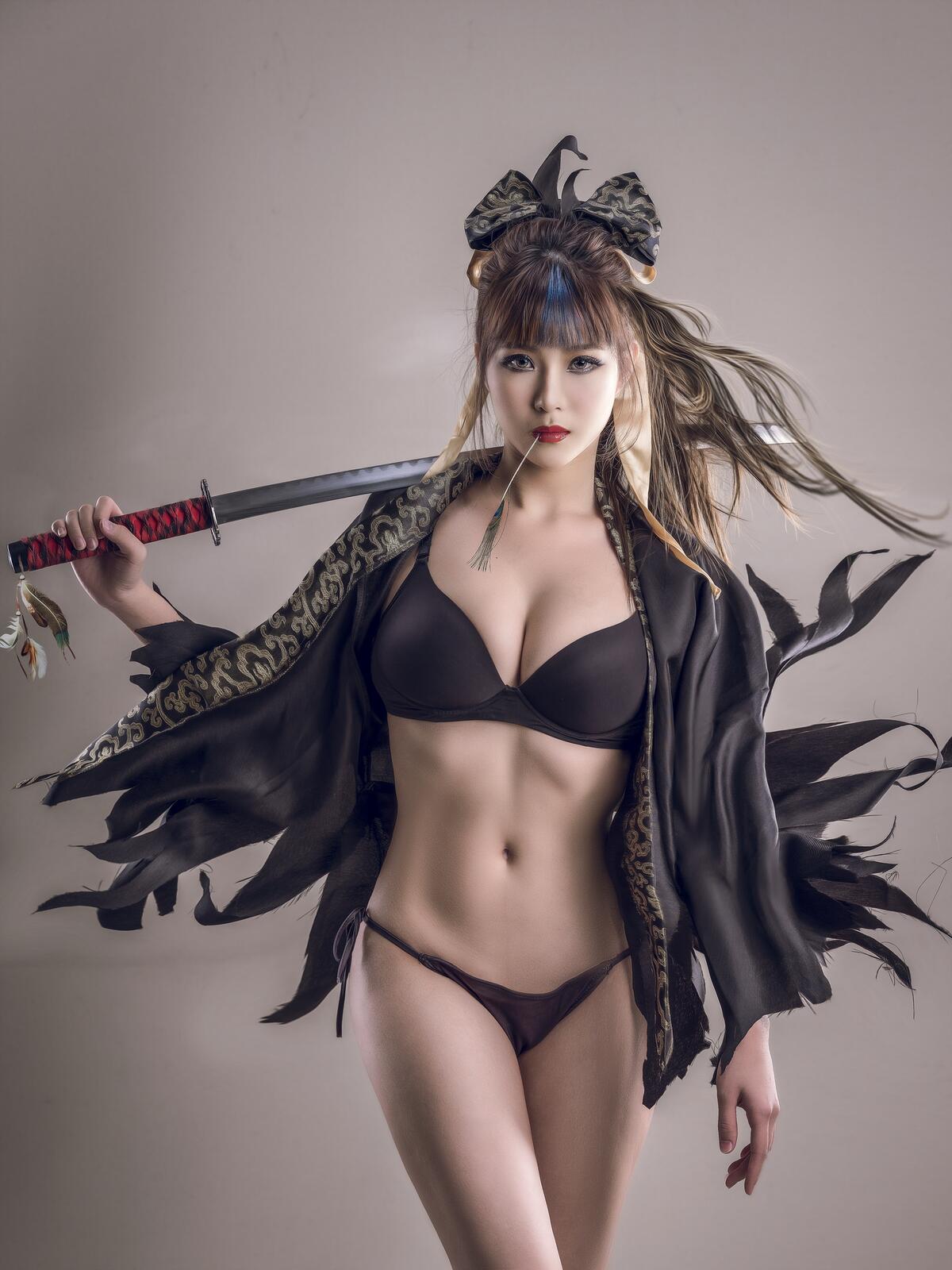 Девушка самурай и красивое тело