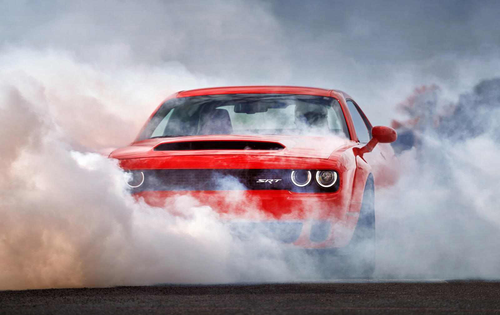 Обои Dodge Challenger красный дым на рабочий стол