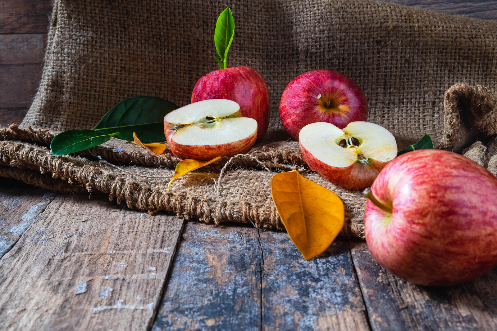 Free photo Apples on a background of burlap
