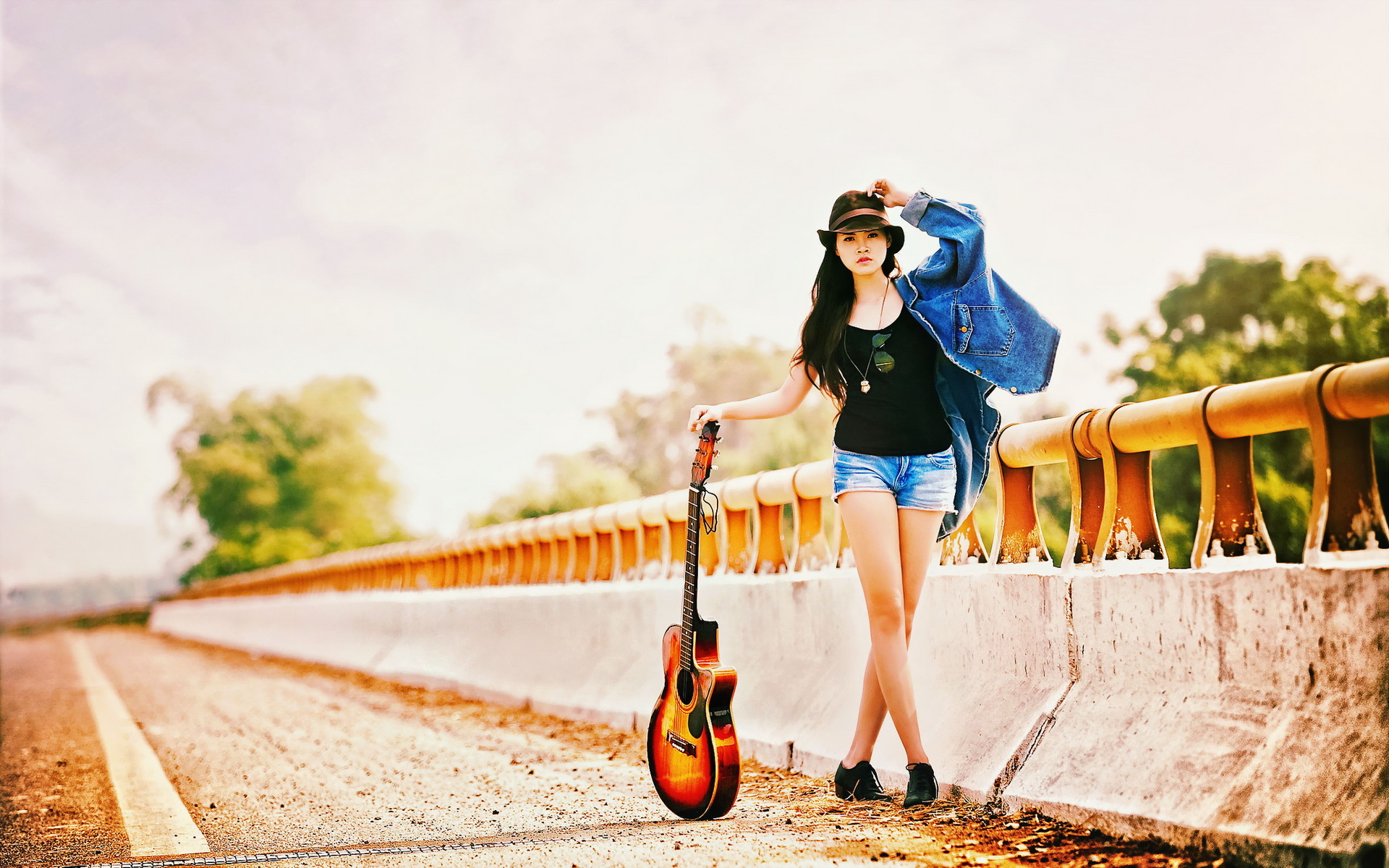 Бесплатное фото Девушка с гитарой