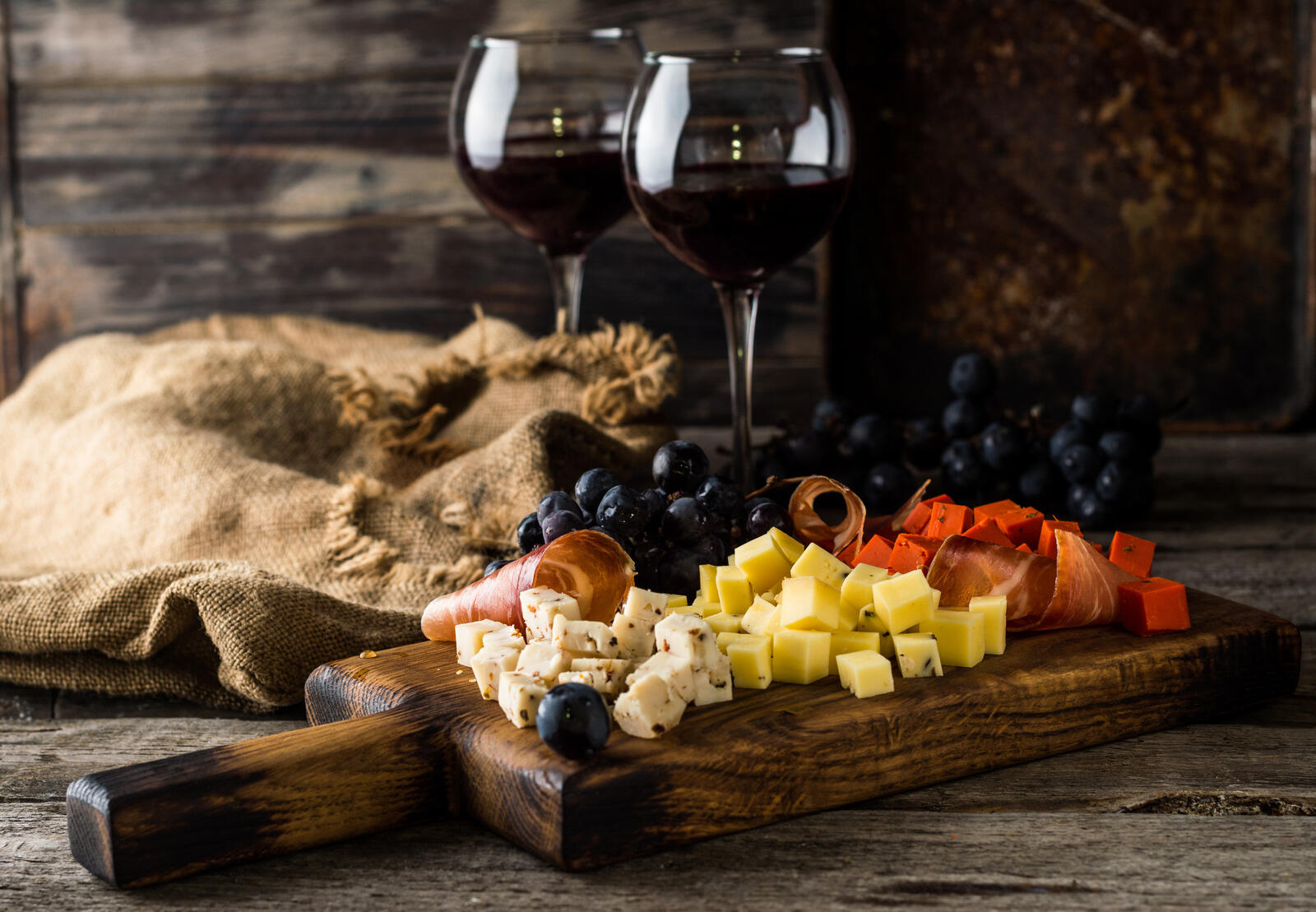Бесплатное фото Виноградное вино и кубики сыра
