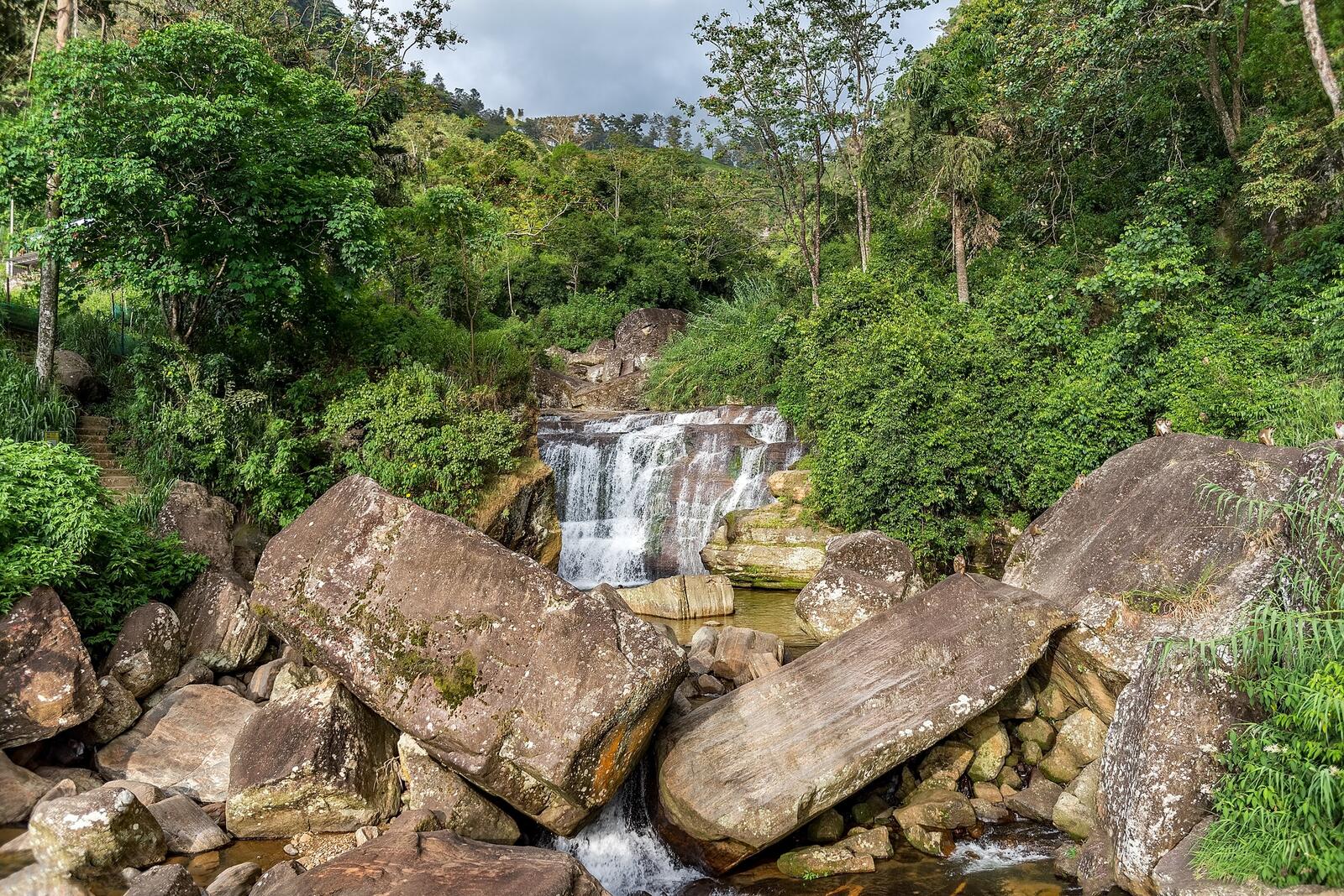 Обои Waterfalls in Sri Lanka река камни на рабочий стол