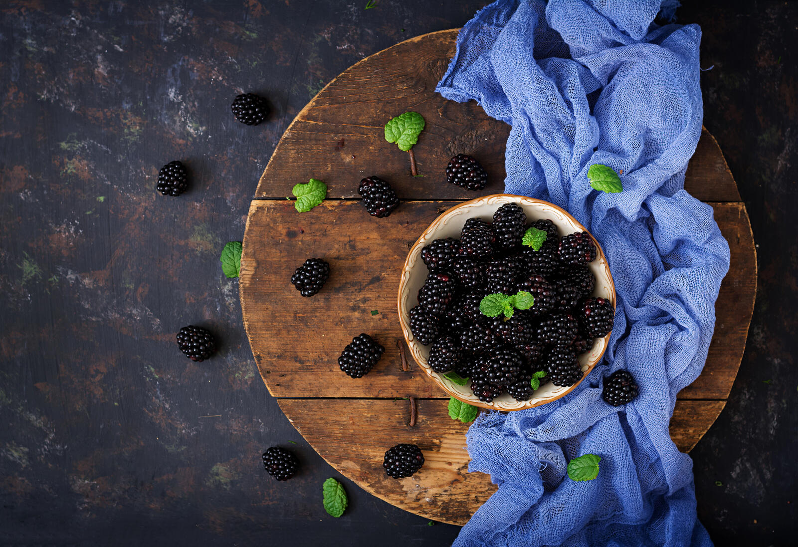 Free photo Blackberries and blue fabric